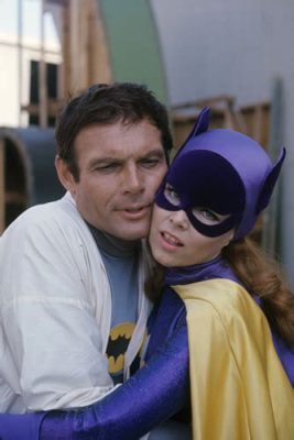 Vilken är den bästa Sci-Fi-serien med en stjärnbesättning inklusive Yvonne Craig och Adam West?