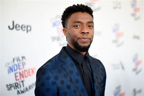 Vill du uppleva en dystopisk thriller med en briljant skådespelare som Chadwick Boseman?