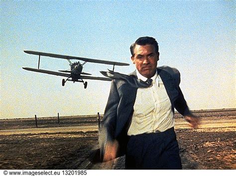 Varför inte njuta av North by Northwest och dess spännande mysterier under en sommarnatt!